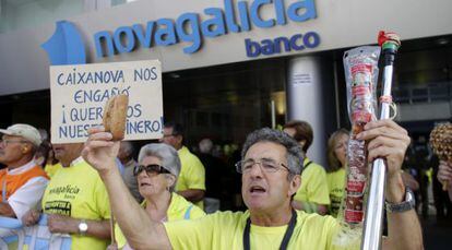 Afectados por las preferentes ante la sedede Novagalicia en Vigo