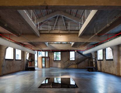 MediaLab Prado es un espacio multidisciplinar en el centro de Madrid, compuesto por espacios diáfanos que pueden servir desde salas de conferencias o espacio expositivo, a lugar para talleres o de reunión. |