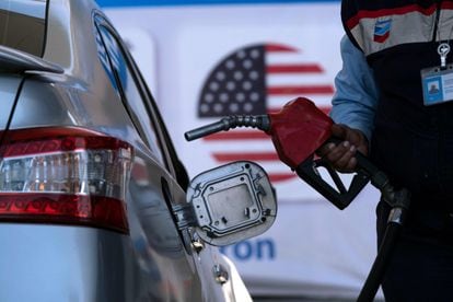 Un empleado de una gasolinera Chevron carga un vehículo en Tijuana, Baja California, el 24 de marzo.