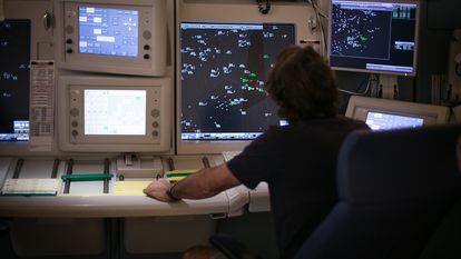 Controlador aéreo trabaja en el centro de control de la region este en Gavá (Barcelona).