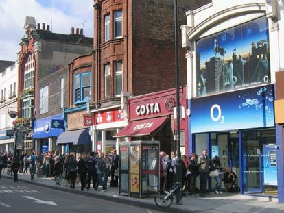 Clientes de O2 hacen cola en una tienda de la teleco en Londres.