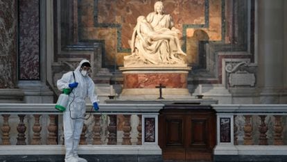 Un operario desinfecta con dióxido de cloro la Basílica de San Pedro para su reapertura.
