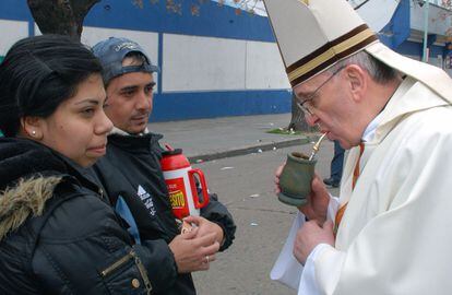 El cardenal Jorge Mario Bergoglio bebe un "mate", bebida tradicional latinoamericana.