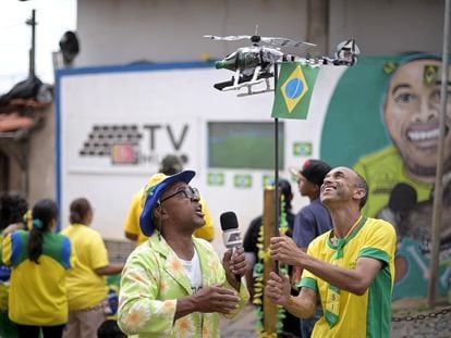 Repórter Salada (izquierda) y Chiquinho (derecha) usan su dron improvisado durante el partido entre Brasil y Corea en la Copa del Mundo 2022.