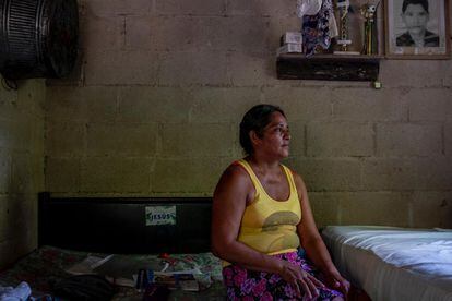 Catalina Ramírez, de 48 años, en su casa en Izabal, aún afectada por los daños de Eta y Iota.
