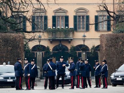 Los 'carabinieri' custodian la entrada a la mansión de Berlusconi en Arcore, este martes por la mañana.