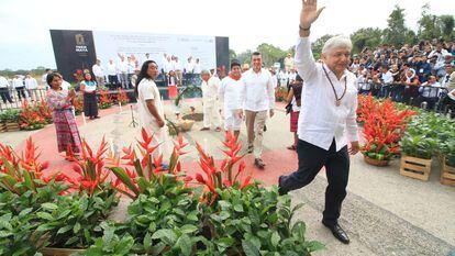 El presidente Andrés Manuel López Obrador visita una zona de Chiapas en donde se construirá una estación del Tren Maya.