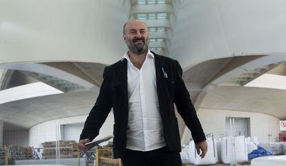 El nuevo director artístico del Palau de Les Arts, Davide Livermore, en las puertas de la sala Martín i Soler.