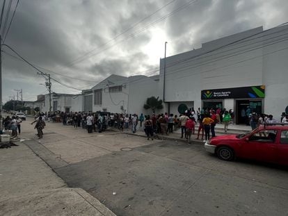 Personas hacen fila para recibir la Renta Ciudadana en la sucursal del Banco Agrario de Colombia en Barranquilla.
