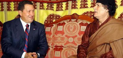 Gadafi con el presidente de Venezuela, Hugo Chávez, hasta hace poco más criticado que el primero por parte de la política occidental.