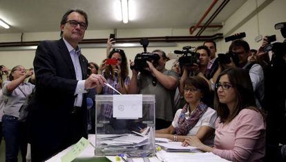 El presidente de la Generalitat y de CiU, Artur Mas, vota para las elecciones del 24M en el colegio Infant Jesús de Barcelona.