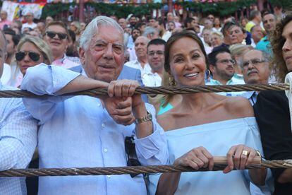 Con Mario Vargas Llosa a su lado, Isabel Preysler se ha hecho aficionada a los toros.