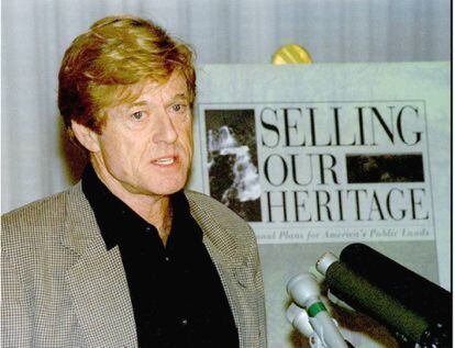 Robert Redford durante su anuncio de la campaña Vendiendo nuestra herencia para llamar la atención sobre la venta de parques naturales y tierras de titularidad pública norteamericanas, en julio de 1995.