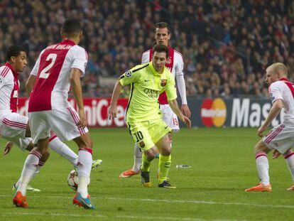Messi, rodeado de defensores del Ajax. 
