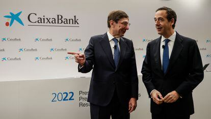 El presidente de CaixaBank, José Ignacio Goirigolzarri (a la izquierda), y el consejero delegado de la entidad, Gonzalo Gortázar, durante la presentación de los resultados de CaixaBank este viernes en Valencia.