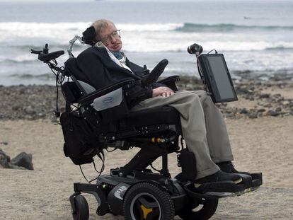 Stephen Hawking en la playa del Camis&oacute;n de Arona (Tenerife) en 2015. 