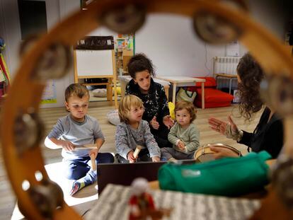 Tanit, de 18 meses (derecha), junto a otros alumnos de infantil en clase de música en la escuela Ardèvol, en Pinós (Lleida).