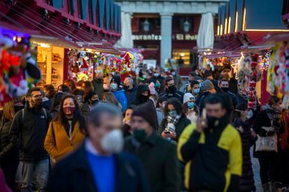 El mercadillo de Navidad de la plaza Mayor en Madrid, el 5 de diciembre.