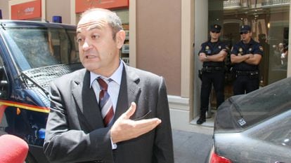Jesús Ruiz, presidente de la inmobiliaria Aifos, habla con los periodistas durante el registro policial en Málaga con motivo del 'caso Malaya', en 2006.