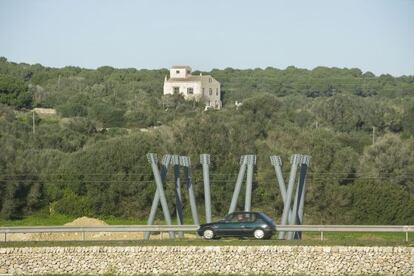 Un gran pont de ferro per a un caminet a la carretera Maó-Alaior.