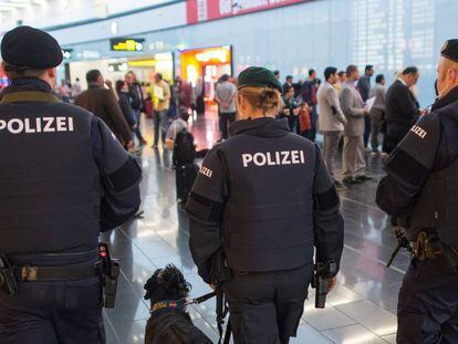 Polic&iacute;as austriacos patrullan en el aeropuerto internacional de Viena, Austria.