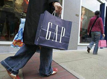 Un comprador de la cadena de moda Gap en una calle de Palo Alto (California).