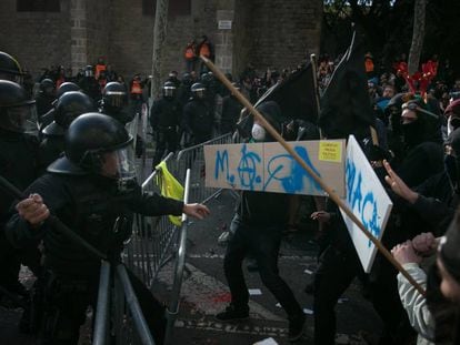 Enfrentamientos entre 'mossos' y miembros de los CDR en Drassanes. En vídeo, pelea entre miembros de los CDR por un contenedor.