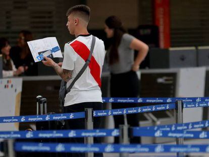 Un aficionado del River Plate en el Aeropuerto Internacional de Ezeiza para viajar a Madrid.