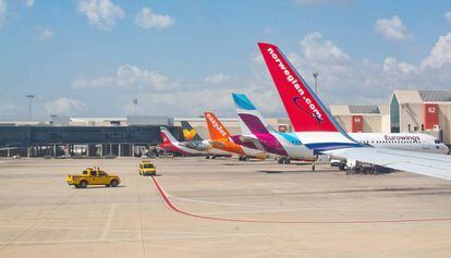 Aviones de diferentes aerolíneas en el aeropuerto de Palma.