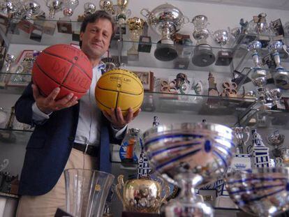 Carlos Lamora, presidente del club, rodeado de trofeos.