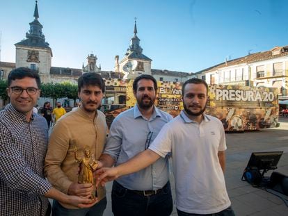 Los ganadores del premio Profeta en tu Tierra, frente al autobús de la repoblación, en El Burgo de Osma (Soria).