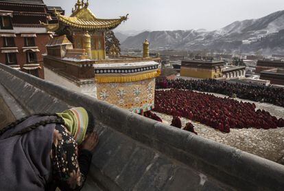 Seguidores del budismo y cientos de curiosos se reunieron a principios de marzo en el Monasterio de Labrang, en la provincia china de Gansu, para presenciar el festival del Baño de Sol de Buda.