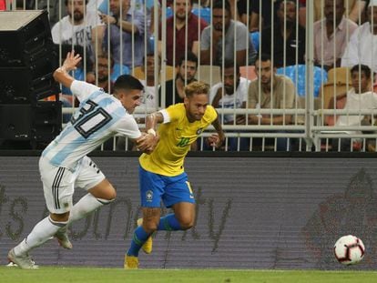 Neymar supera a Battaglia, en el clásico entre Brasil y Argentina. 