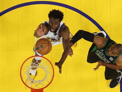 Andrew Wiggins, de Golden State Warriors (izquierda) marca ante Al Horford, de Boston Celtics, este lunes en el quinto partido de la final de la NBA.