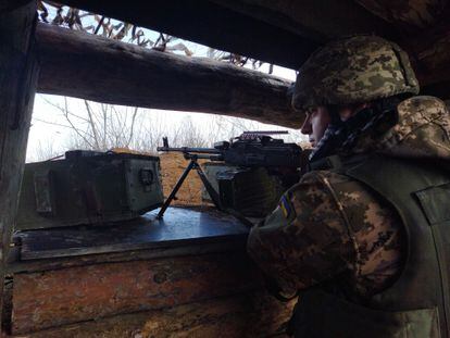 Un soldado ucranio vigila desde su trinchera una zona del frente cerca de Avdiivka, en el Donbás.