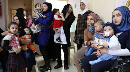 Madres esperan para vacunar a sus hijos en Beirut (L&iacute;bano).  