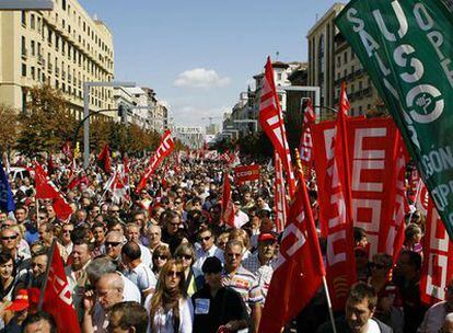 Manifestación ayer en Zaragoza convocada por los sindicatos en defensa de la fábrica de Opel.