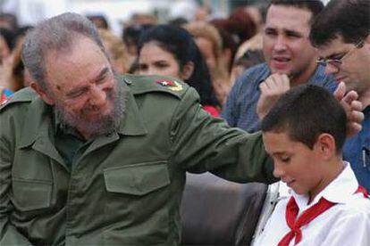 Castro saluda al niño balsero Elián González en un acto de graduación de escolares ayer en Cárdenas.