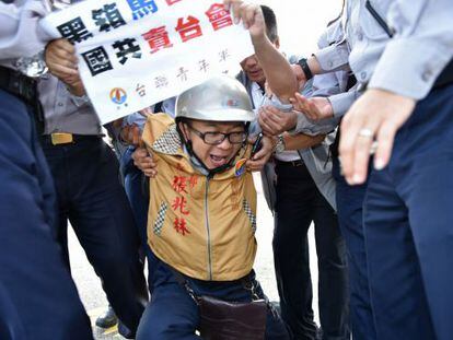 Un activista contra la reunión entre Ma y Xi en Taipei.