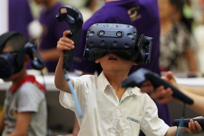 Un niño juega con unas gafas de realidad virtual en un festival de animación en Kunming (China).