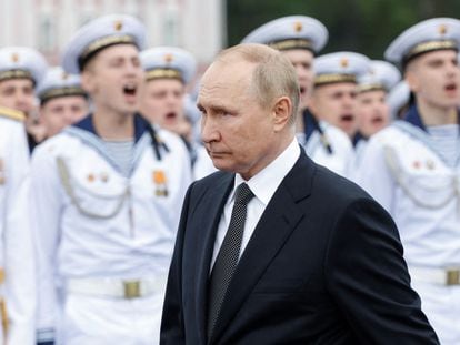Vladímir Putin, en la parada del Día de la Armada, este domingo en San Petersburgo.