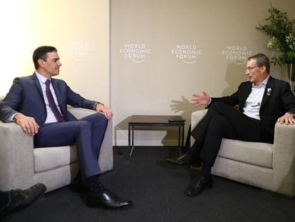 El presidente del Gobierno, Pedro Sánchez, reunido con el director ejecutivo de Intel Corporation, Pat Gelsinger en Davos,