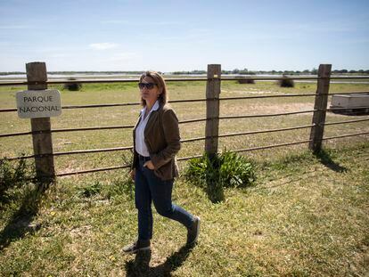 La vicepresidenta Teresa Ribera, este viernes en la aldea de El Rocío (Almonte, Huelva), tras mantener una reunión técnica con los responsables de la Estación Biológica de Doñana.