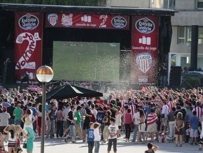 Los aficionados locales siguieron el partido en una pantalla gigante instalada en la plaza lucense de Augas Ferreas. / PEDRO AGRELO