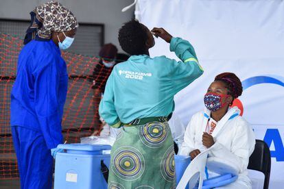 Una mujer recibe la vacuna contra el cólera en un centro temporal de tratamiento.