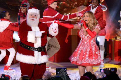 Las navidades no serían lo mismo sin los excéntricos vestidos que Mariah Carey luce durante estas fiestas.