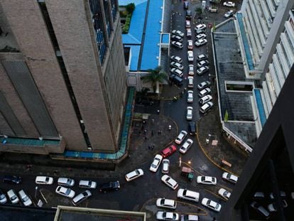 Foto a&eacute;rea del tr&aacute;fico en una calle de Nairobi (Kenia).
