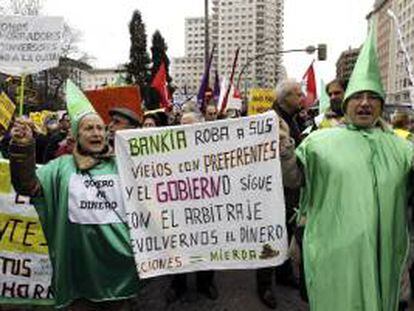 Afectados por las participaciones preferentes de Bankia, durante una manifestación en Madrid. EFE/Archivo