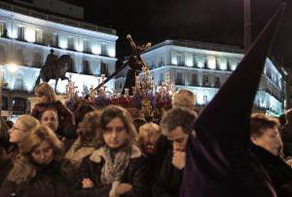 La procesión de la Hermandad de Nuestro Padre Jesús de la Salud y María Santísima de las Angustias, más conocida como la procesión de la hermandad del Cristo de Los Gitanos, a su paso esta noche por la Puerta del Sol de Madrid. EFE/Archivo