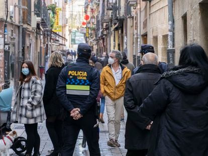Un policía local de Logroño durante el primer día de reapertura de la hostelería en la ciudad, el 29 de noviembre.